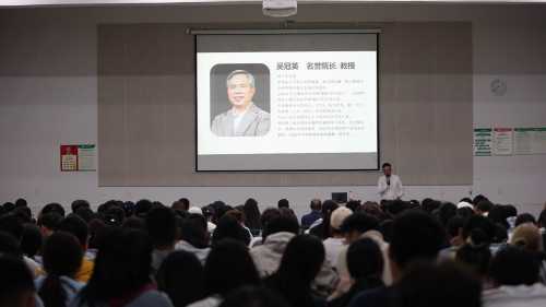 动画与传媒学院庞定坤院长主持会议.jpg